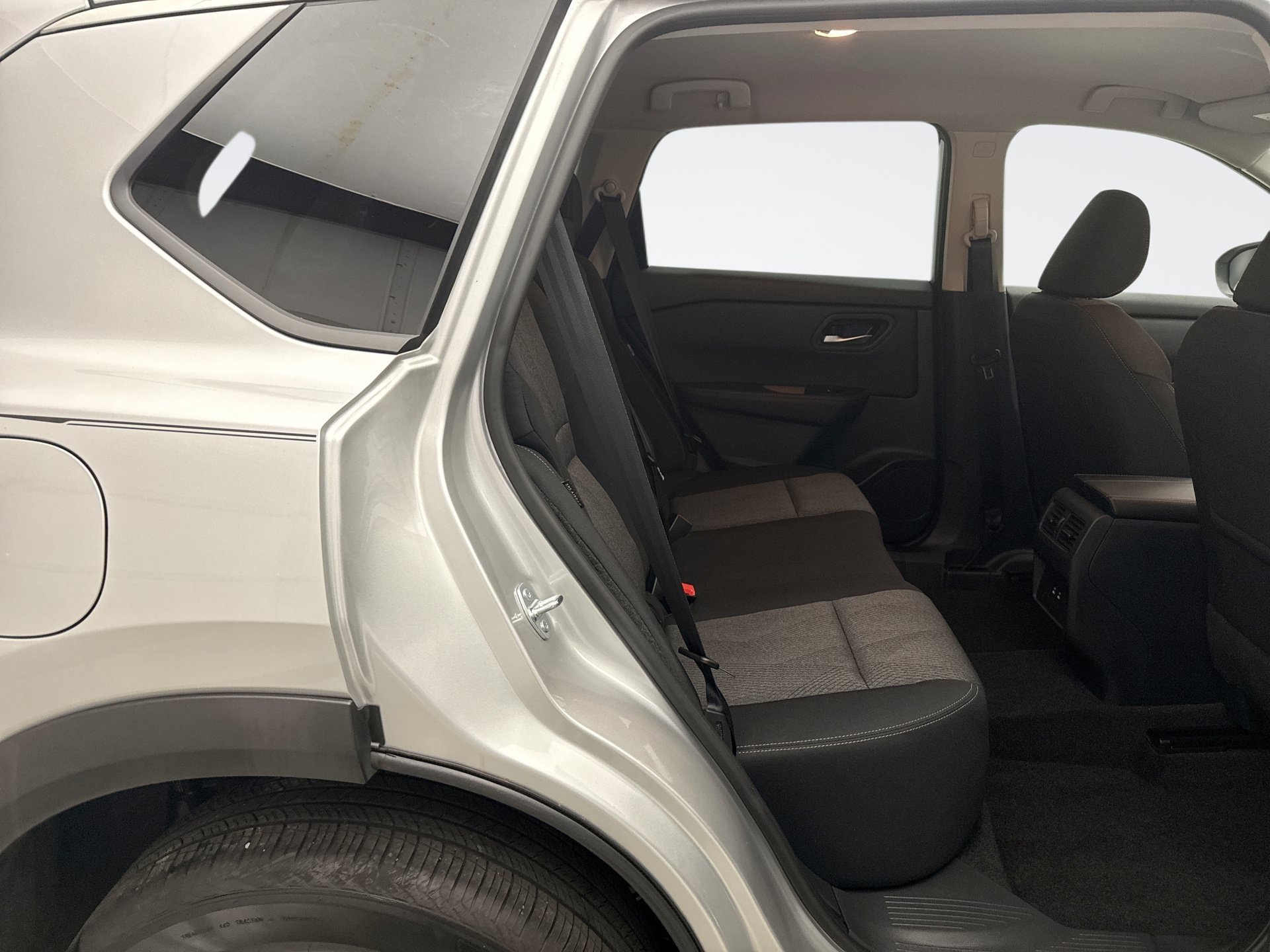 Used 2024 Nissan Rogue SV AWD/4WD image 17