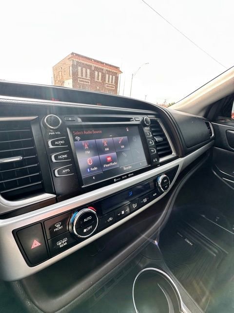 Used 2019 Toyota Highlander XLE FWD image 14