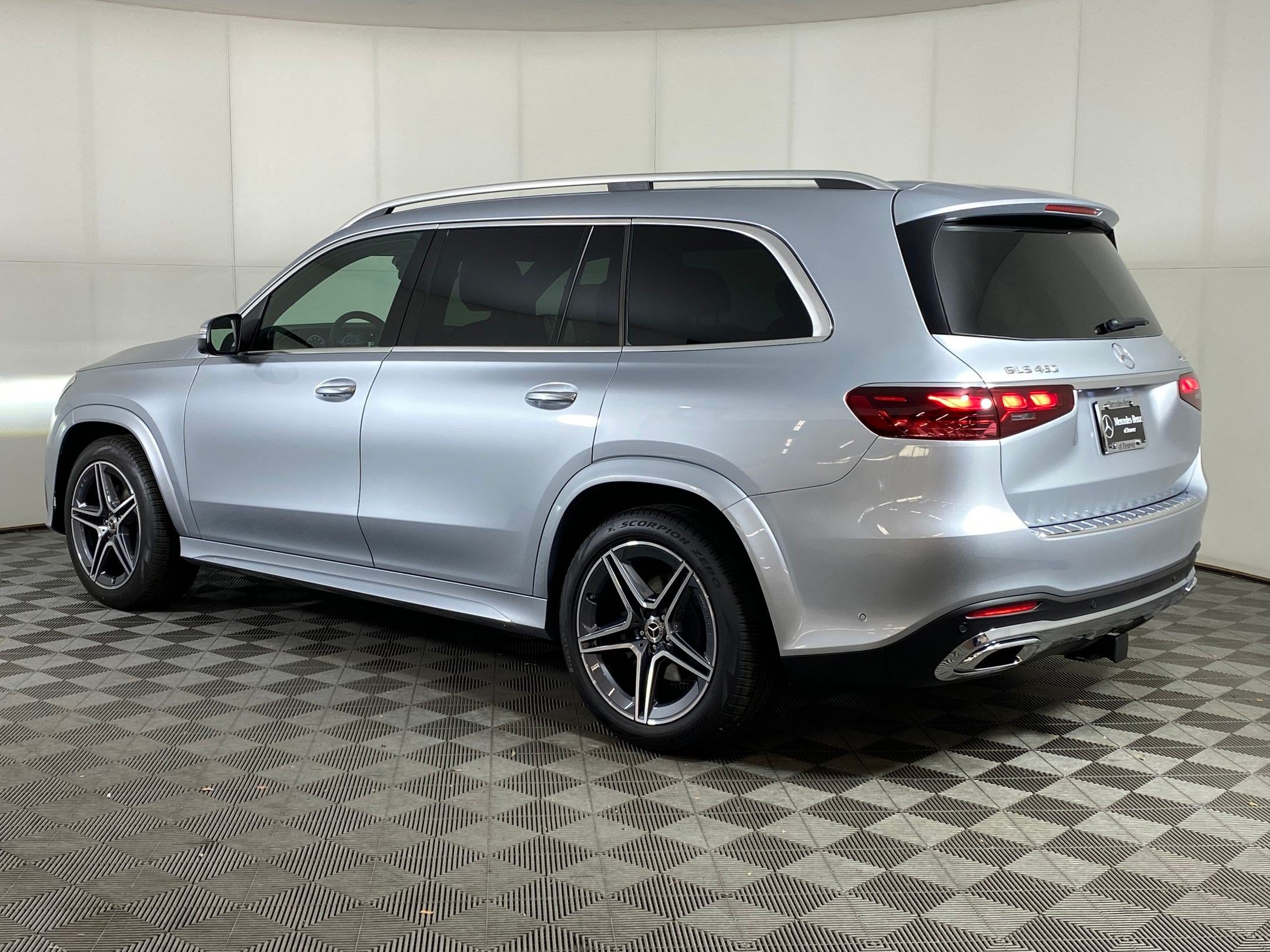Used 2025 Mercedes-Benz GLS 450 4MATIC image 3