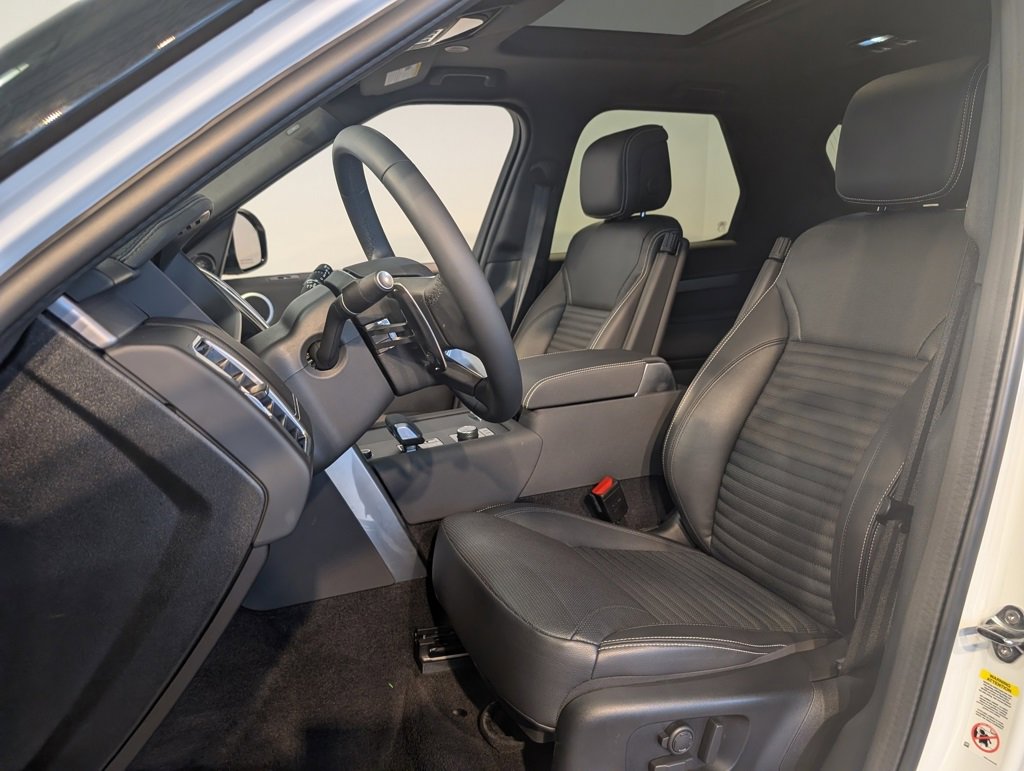 Used 2024 Land Rover Discovery Dynamic SE image 13