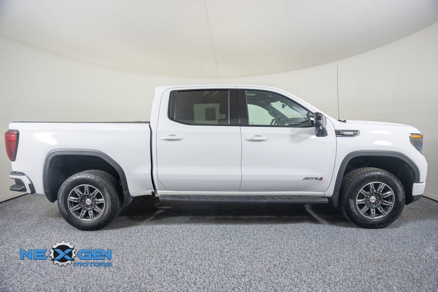 Used 2024 GMC Sierra 1500 AT4 w/ Technology Package AWD/4WD image 38