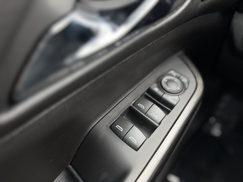 Used 2023 GMC Acadia SLT w/ Technology Package FWD image 9