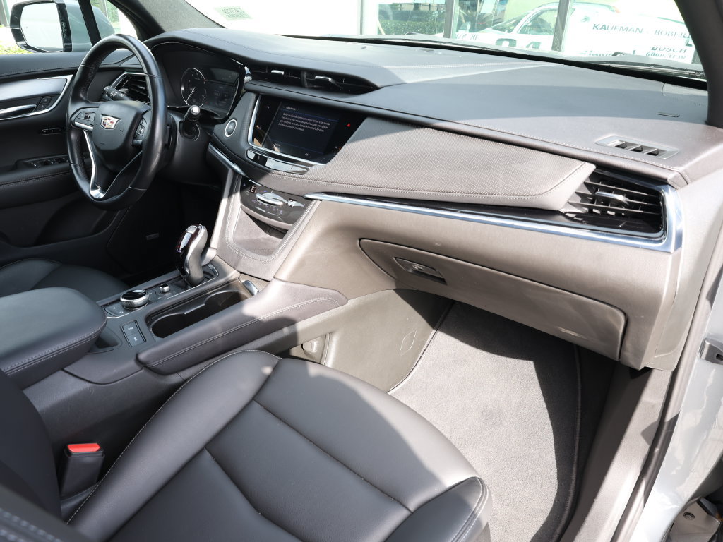 Used 2025 Cadillac XT6 Luxury FWD image 24