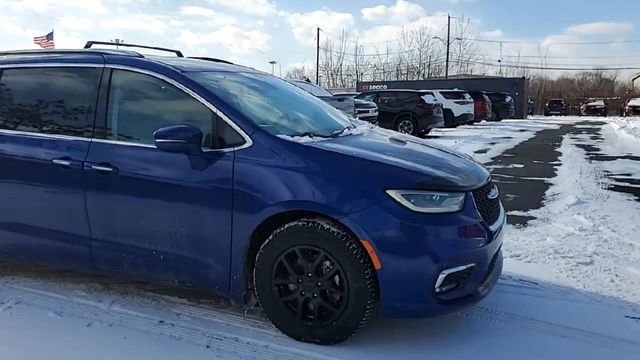 Used 2021 Chrysler Pacifica Touring-L FWD image 9