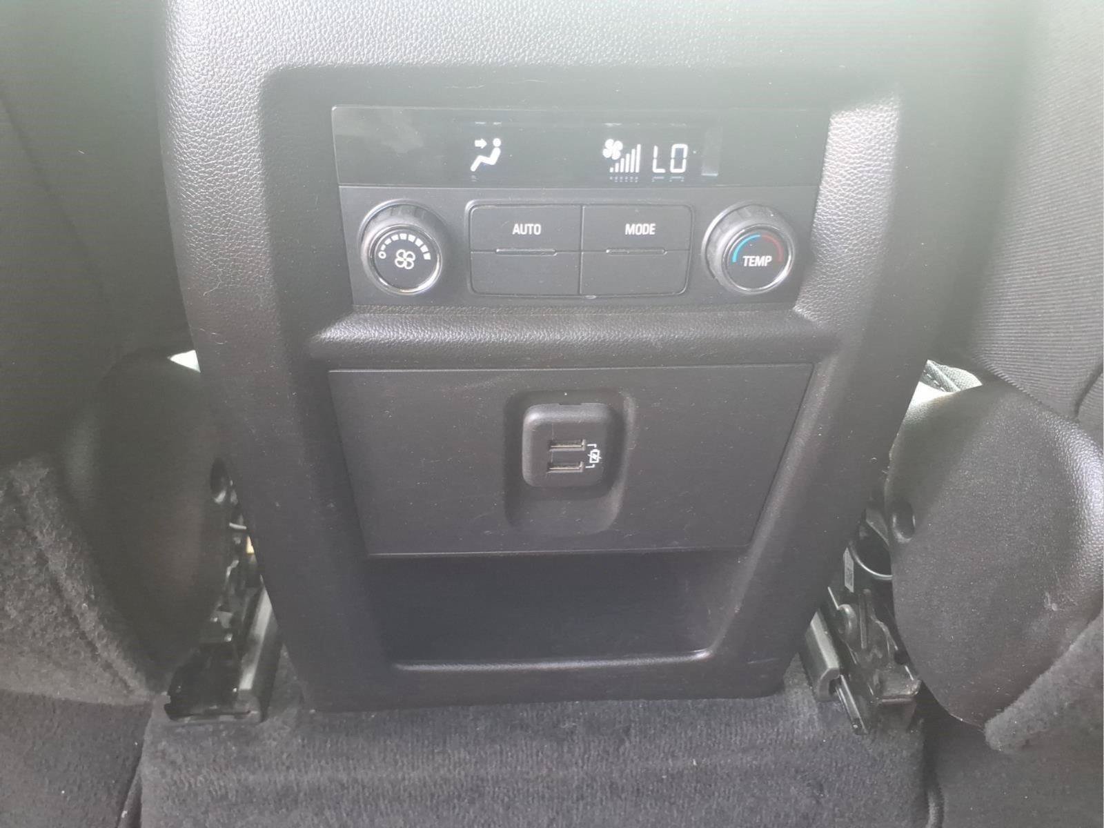 Used 2023 Chevrolet Traverse LT FWD image 16