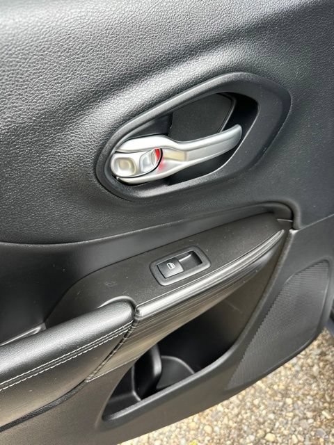 Used 2014 Jeep Cherokee Limited w/ Technology Group FWD image 14