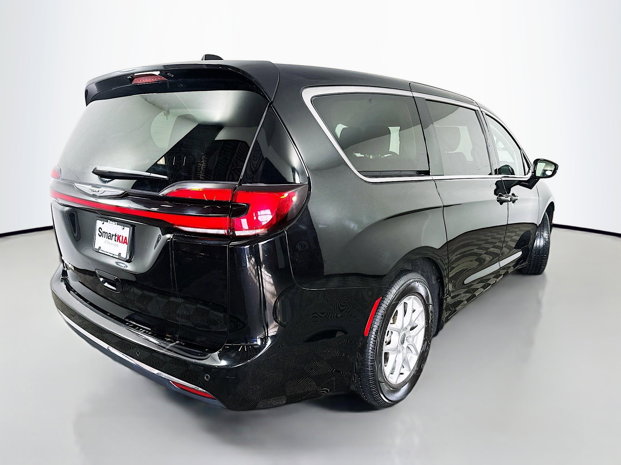 Used 2024 Chrysler Pacifica Touring-L FWD image 7