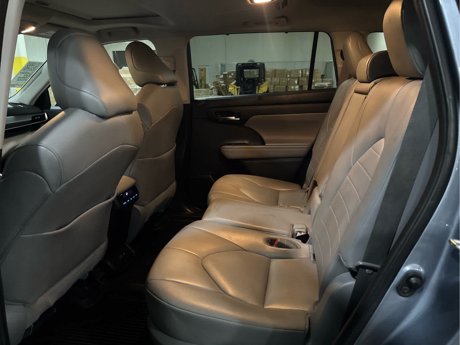 Used 2021 Toyota Highlander XLE AWD/4WD image 8