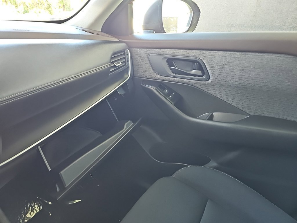 Used 2023 Nissan Rogue S AWD/4WD image 26