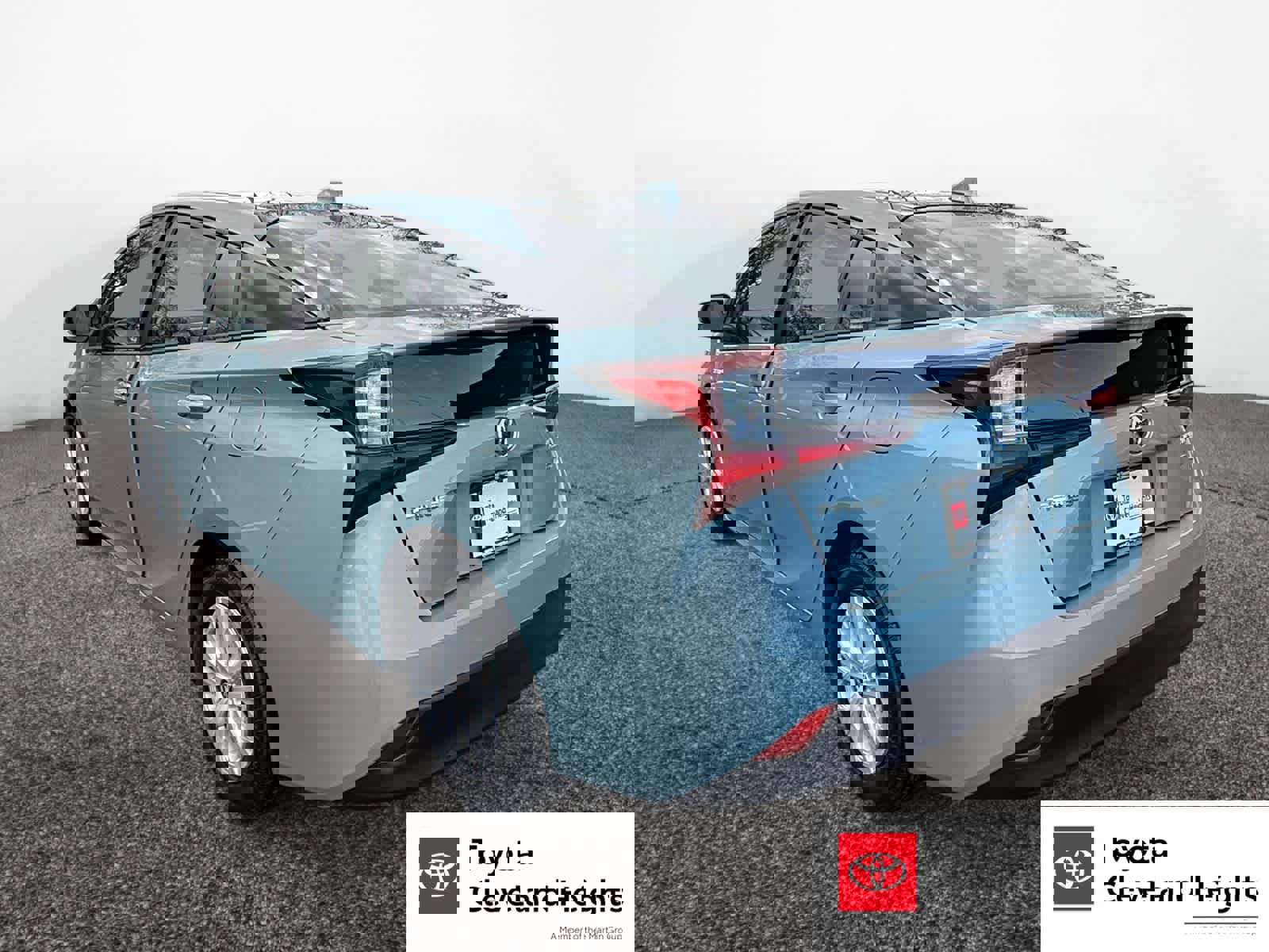 Used 2022 Toyota Prius L Eco image 3