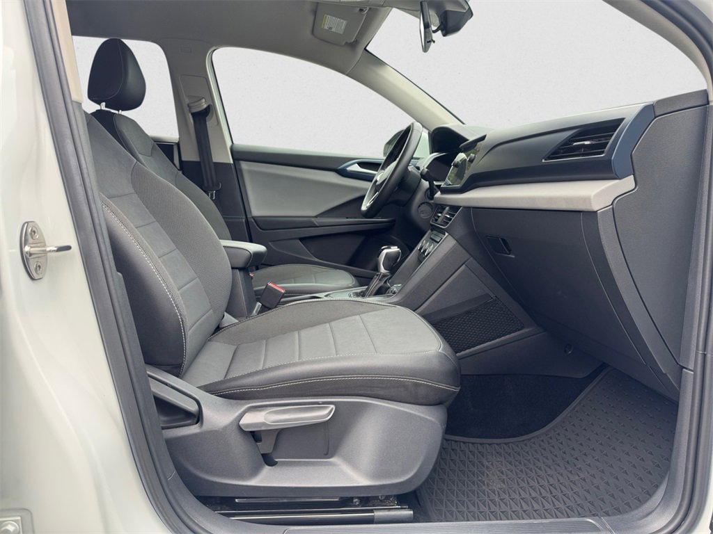Certified 2022 Volkswagen Taos SE w/ IQ.Drive SE Package image 15