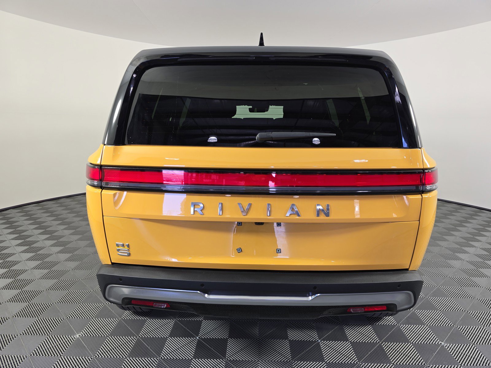 Used 2023 Rivian R1S Adventure image 4
