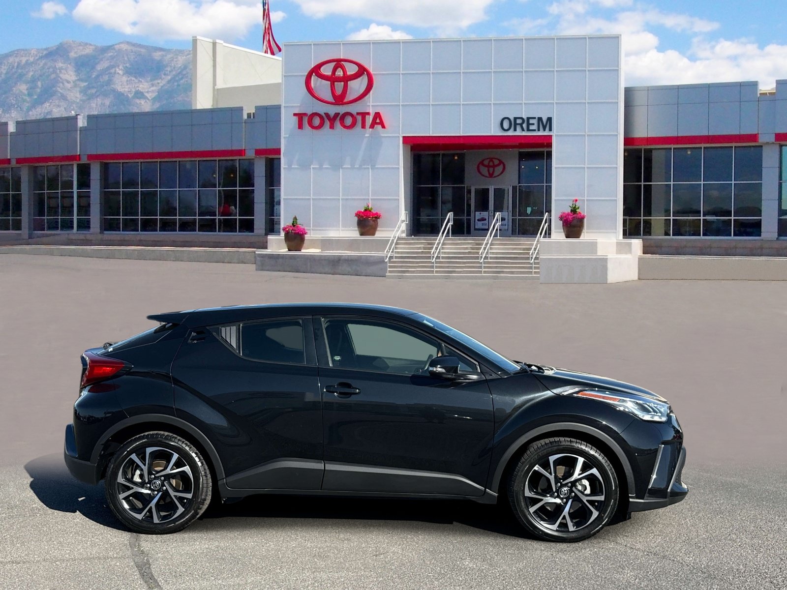 Used 2021 Toyota C-HR XLE FWD image 3