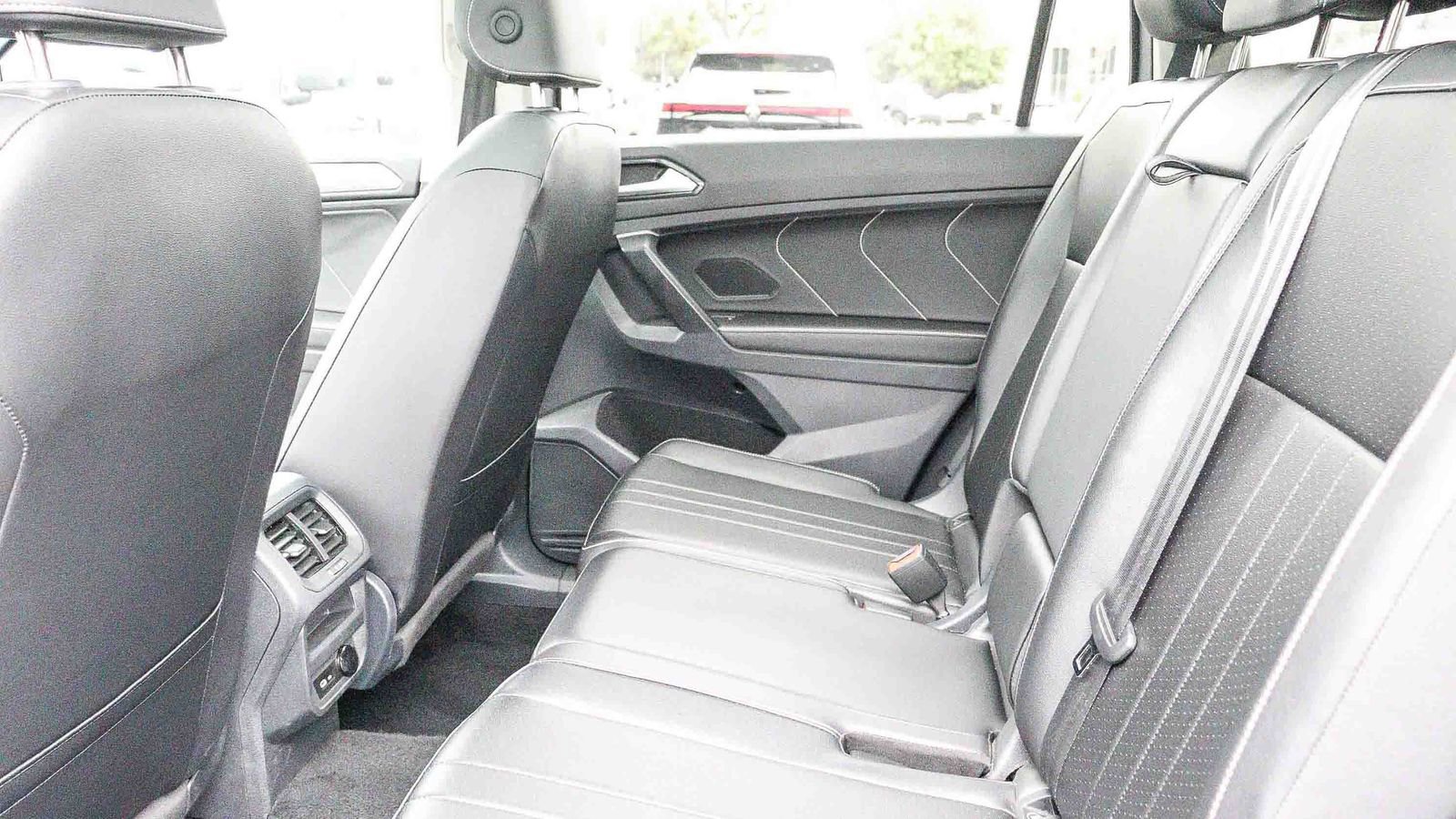 Used 2024 Volkswagen Tiguan SE w/ Panoramic Sunroof Package FWD image 19