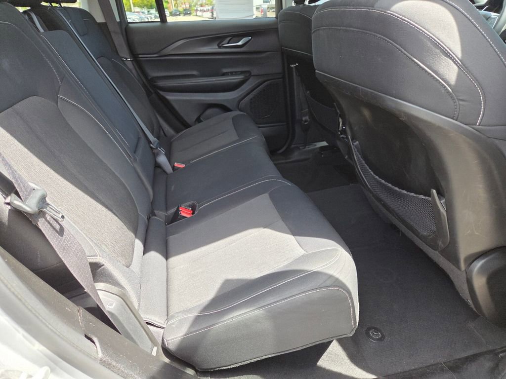 Used 2024 Jeep Grand Cherokee Laredo image 13