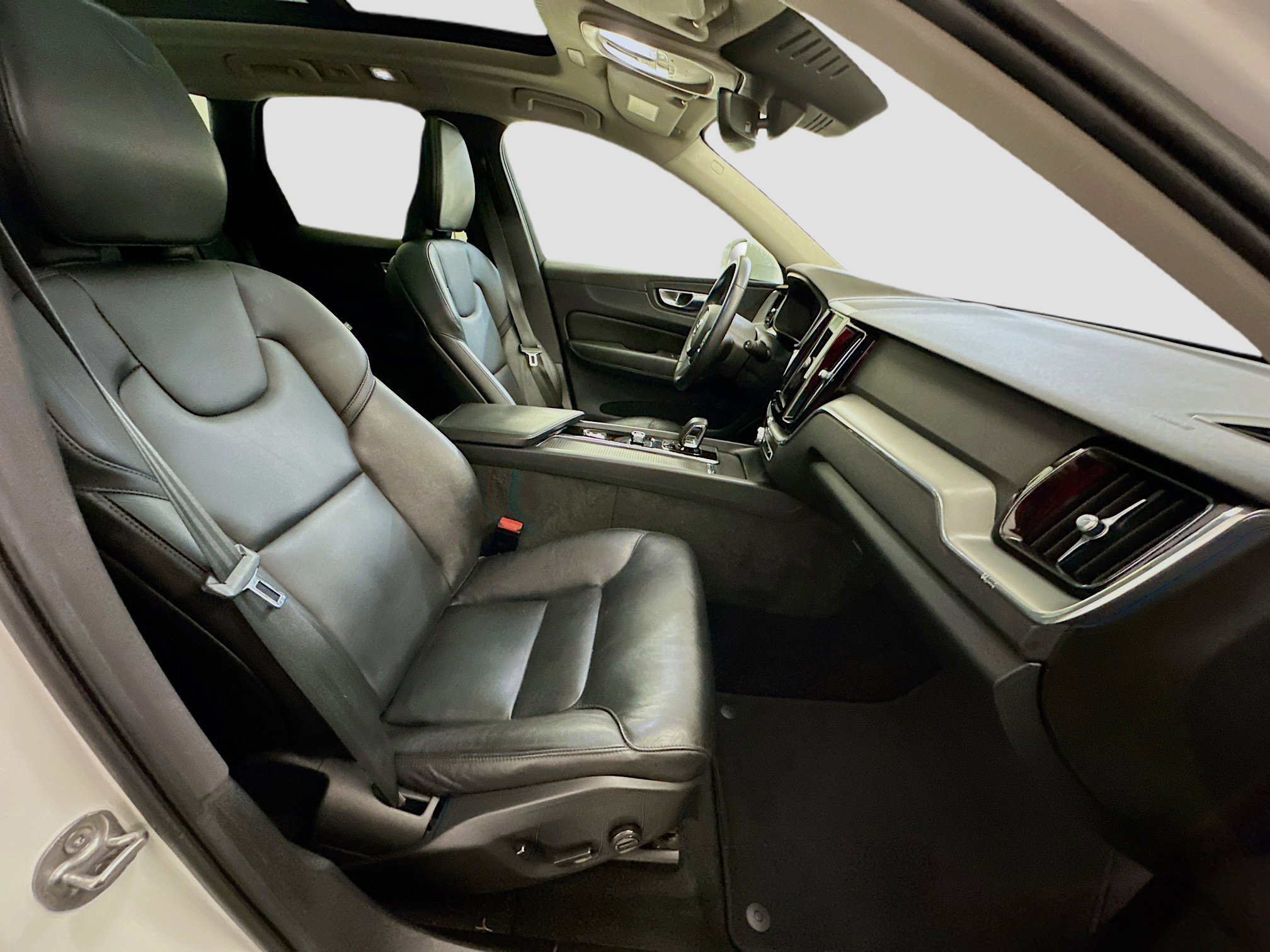 Used 2023 Volvo XC60 B5 Core image 34