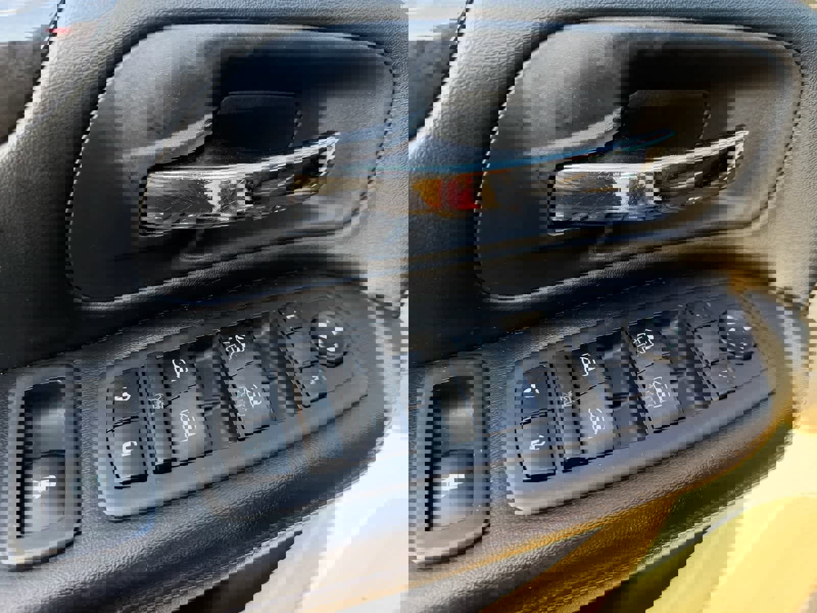 Used 2018 Dodge Grand Caravan SE w/ UConnect Hands-Free Group image 17