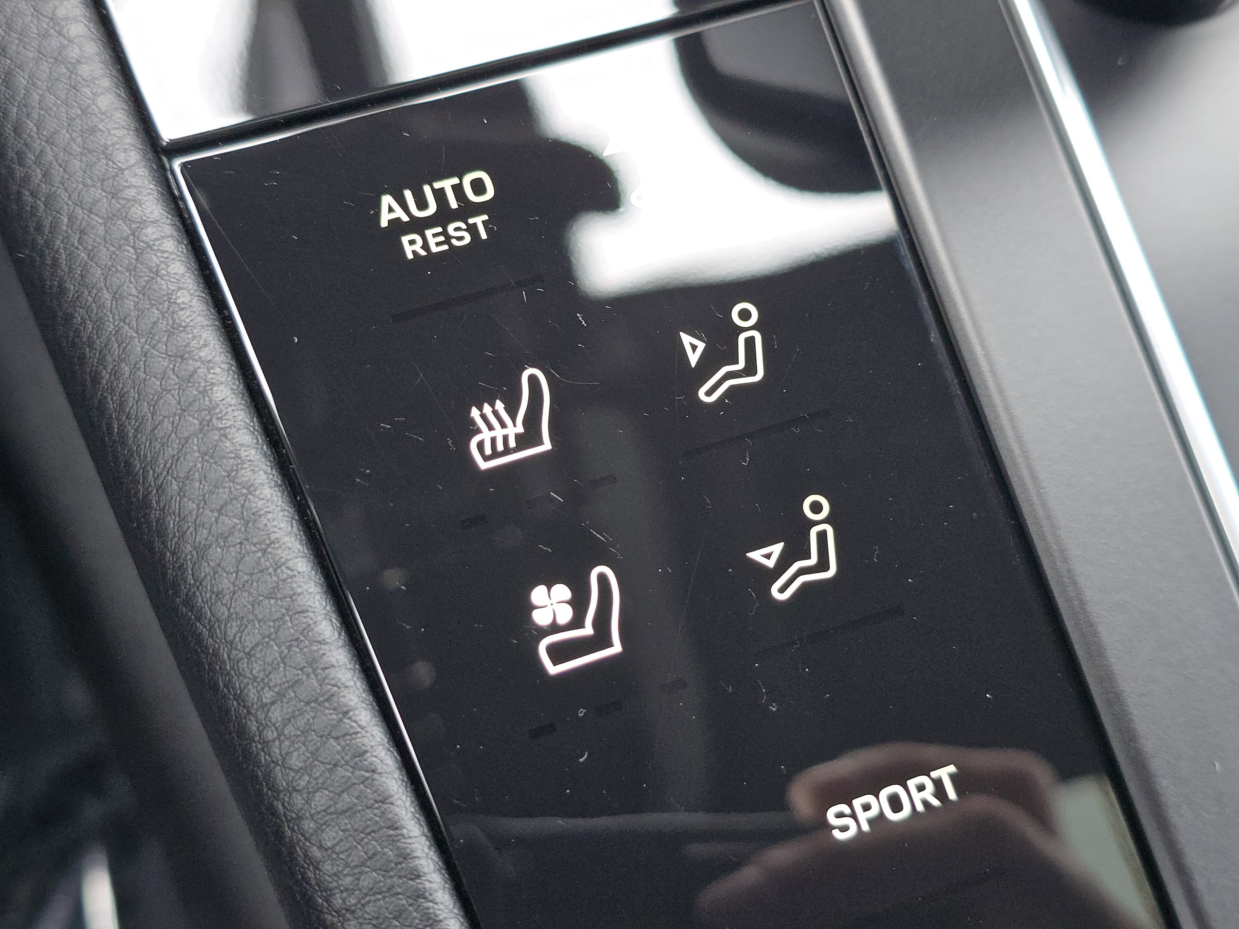 Certified 2025 Porsche Macan AWD/4WD image 24