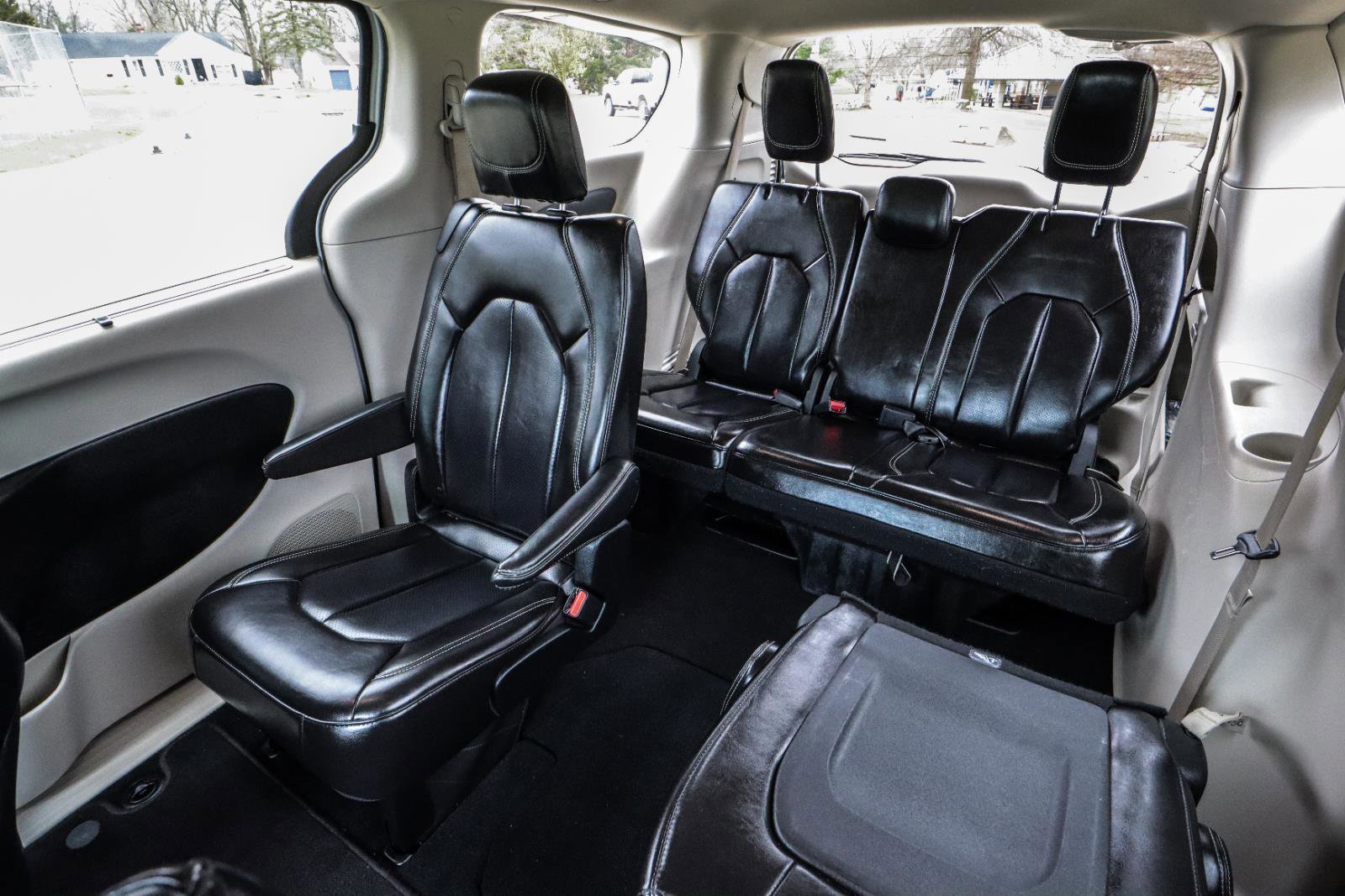 Used 2023 Chrysler Pacifica Touring-L FWD image 25