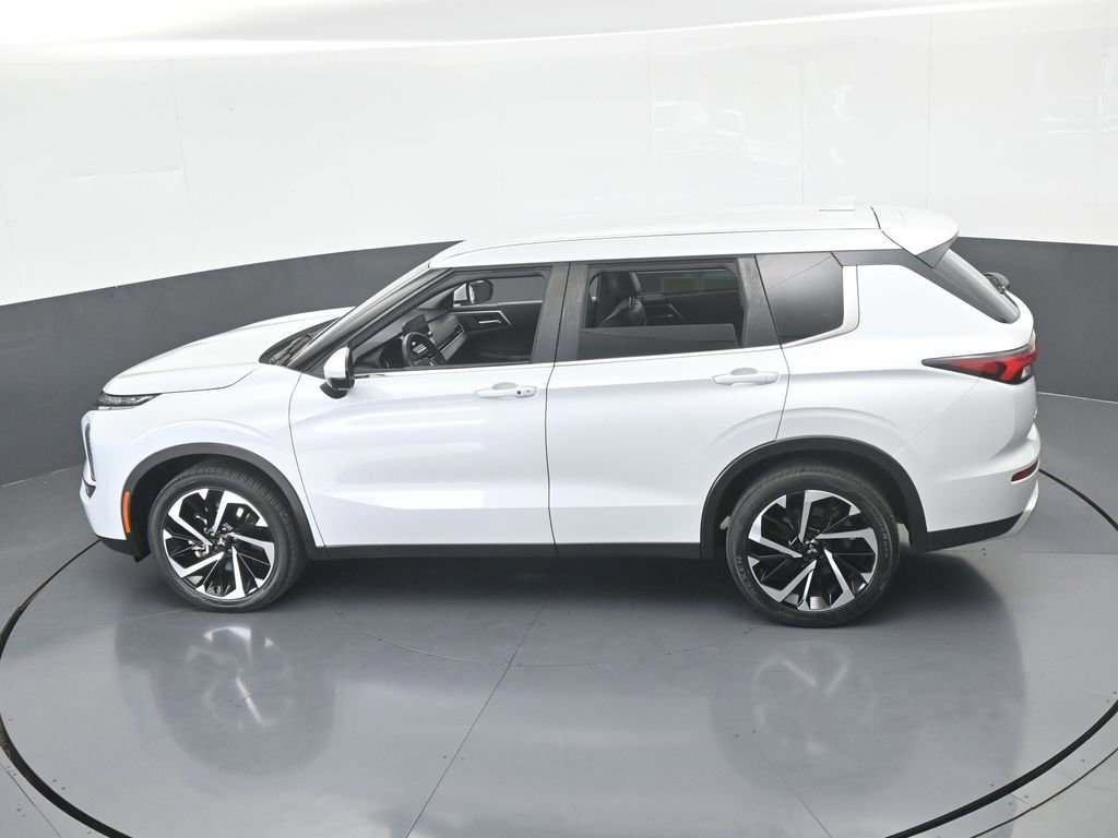 Used 2023 Mitsubishi Outlander SE image 56