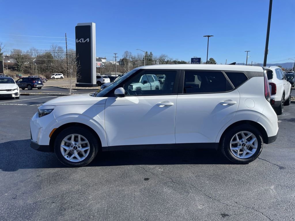 Certified 2023 Kia Soul LX w/ Option Group 015 FWD image 3
