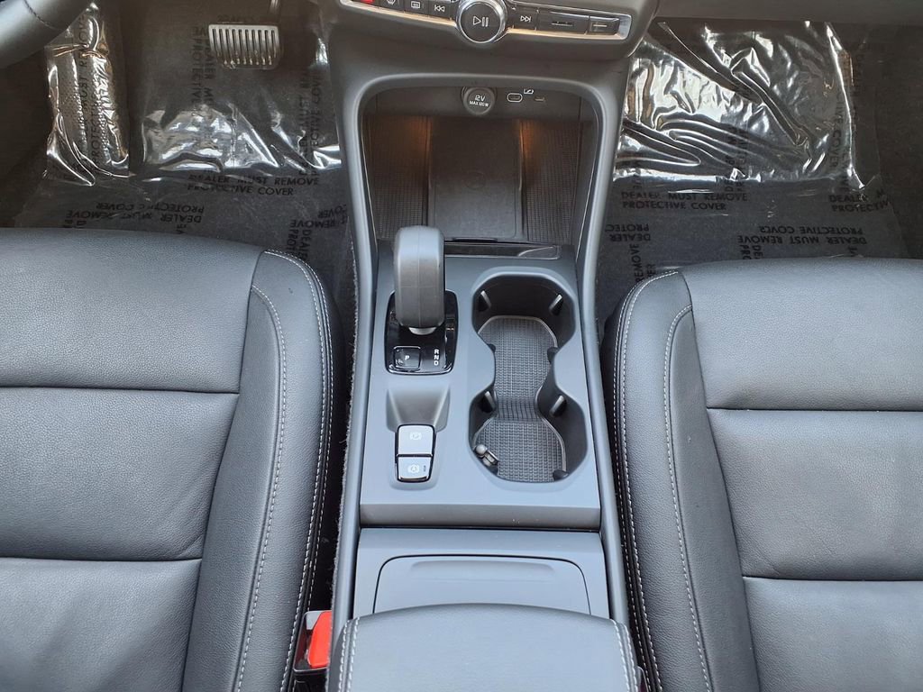 Certified 2025 Volvo XC40 B5 Core AWD/4WD image 19