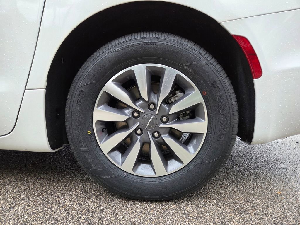 Used 2024 Chrysler Pacifica Select image 17