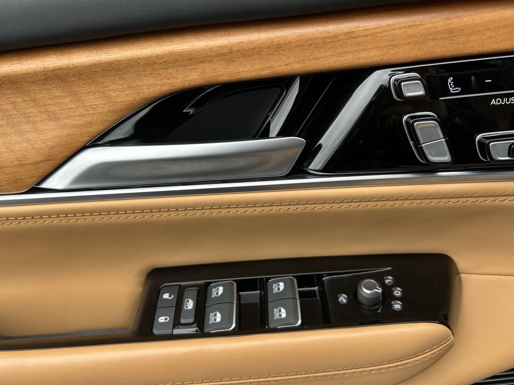 Used 2024 Jeep Grand Wagoneer Series III w/ HD Trailer Tow Package image 57