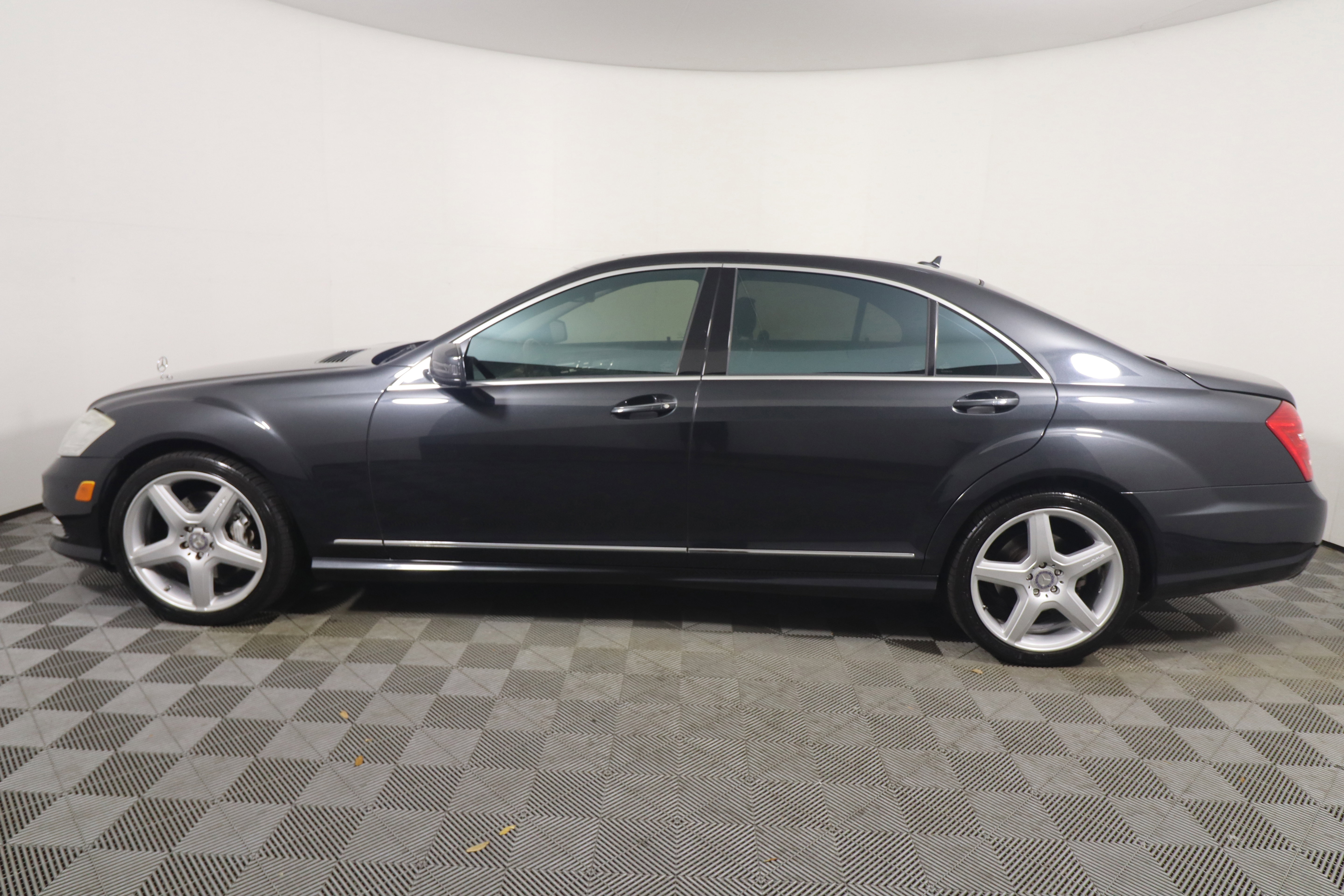 Used 2011 Mercedes-Benz S 550 4MATIC image 2