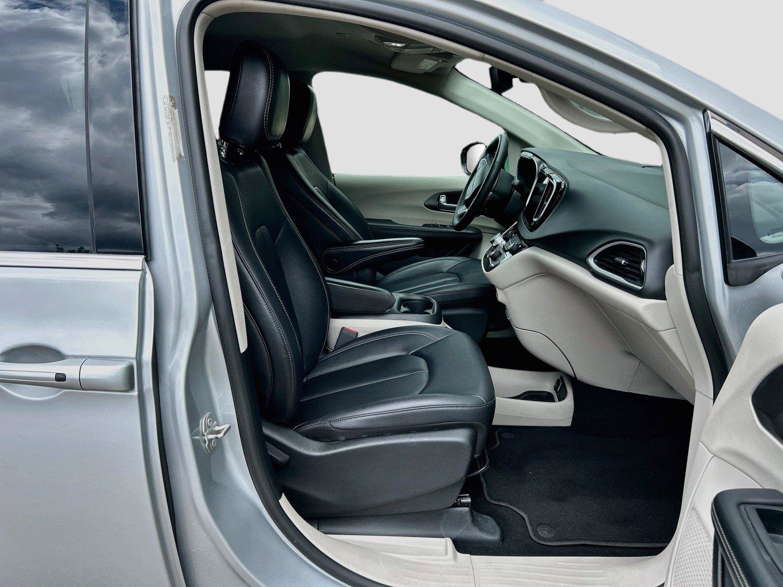Used 2024 Chrysler Pacifica Touring-L FWD image 17
