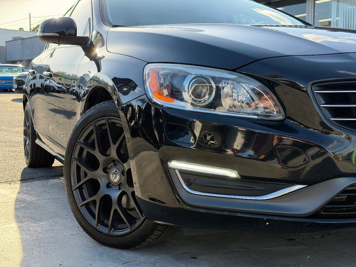Used 2015 Volvo V60 T5 Platinum image 2