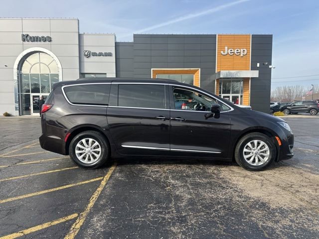 Certified 2017 Chrysler Pacifica Touring-L image 6