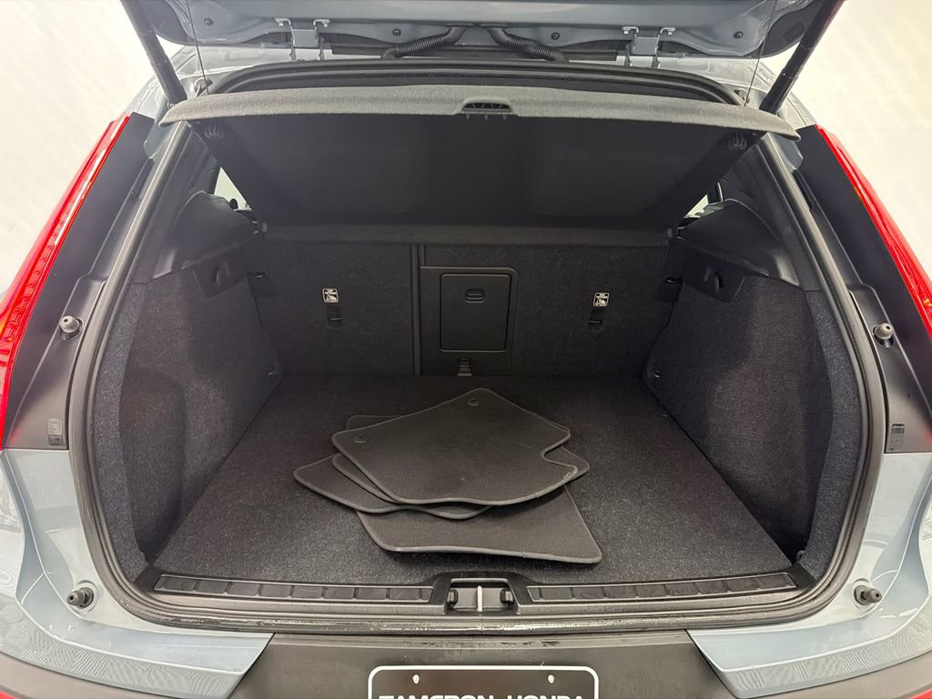 Used 2023 Volvo XC40 B5 Core image 20
