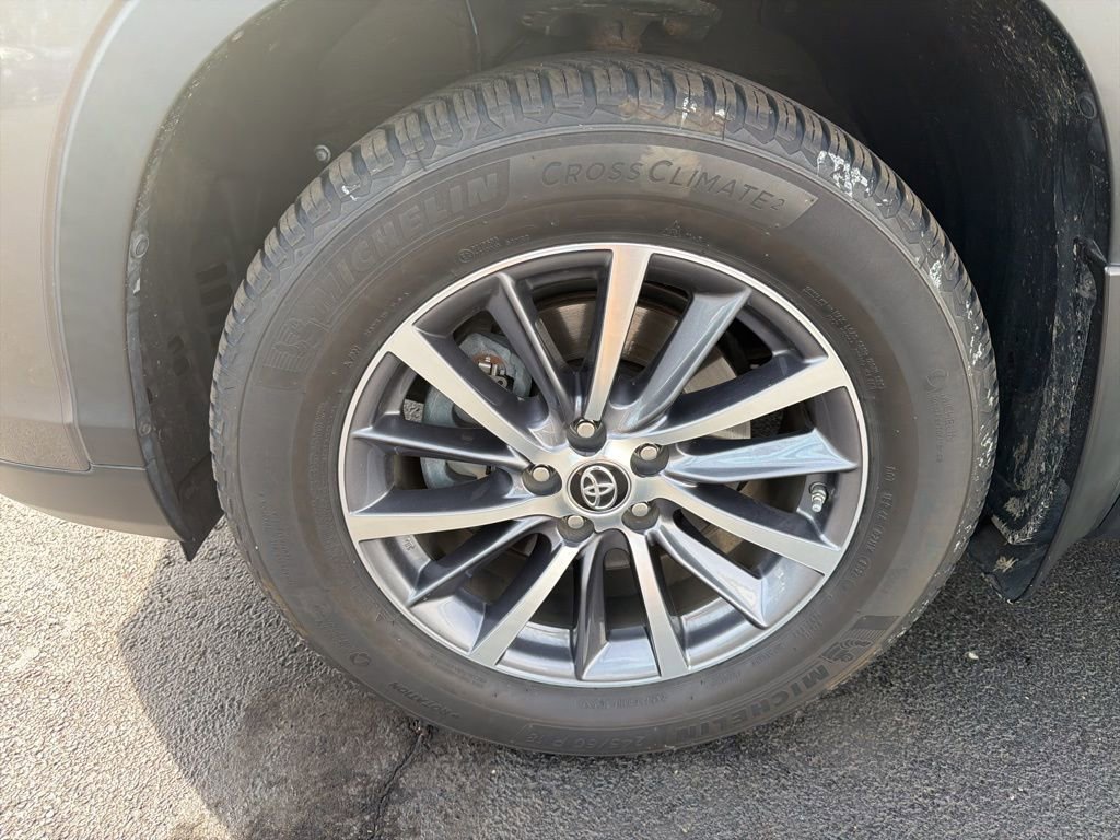 Used 2019 Toyota Highlander XLE AWD/4WD image 10