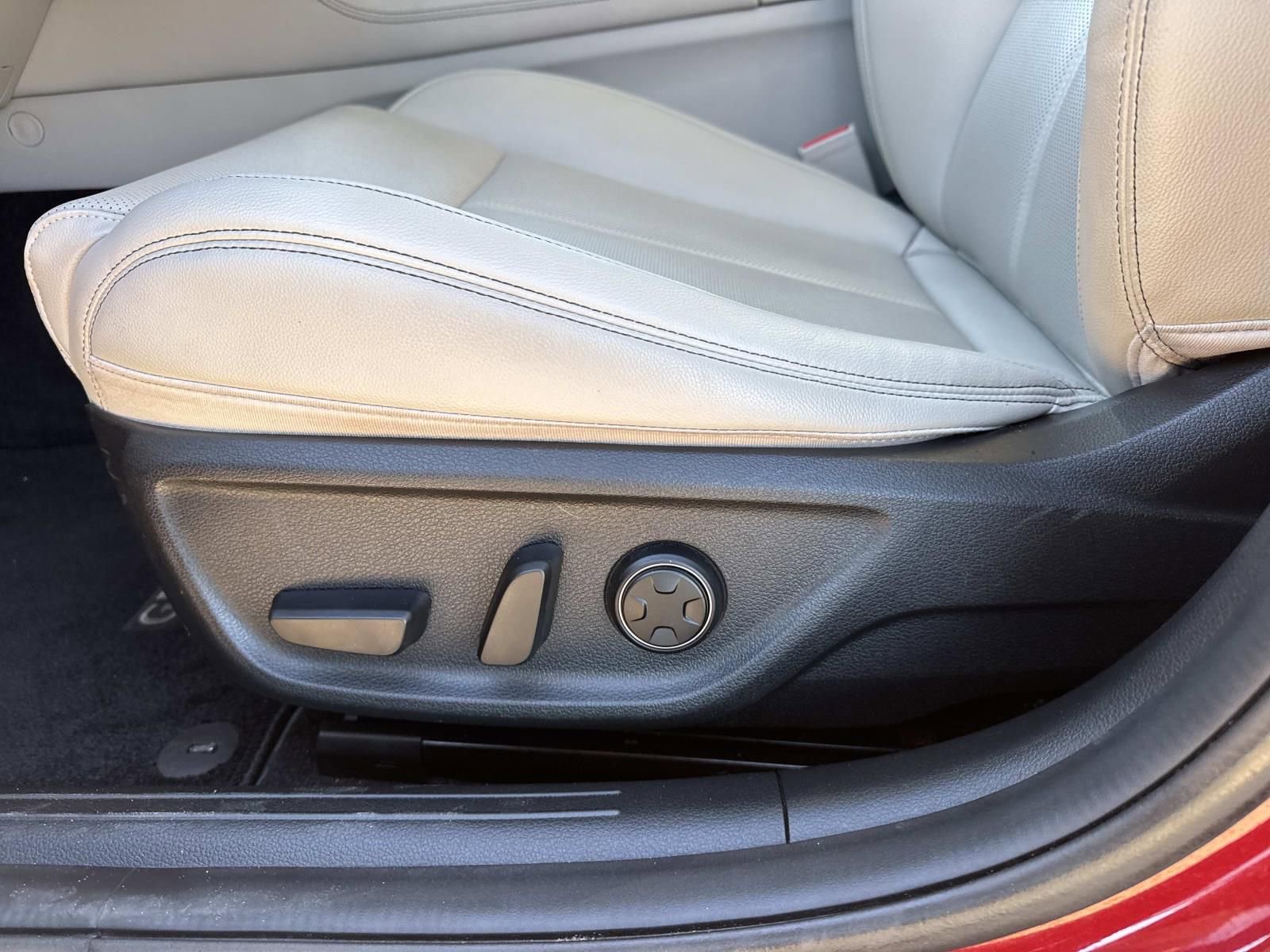 Used 2023 Genesis G70 2.0T image 16