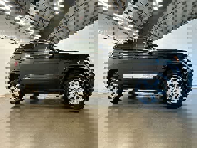 Used 2012 Jeep Grand Cherokee Laredo w/ Laredo E Group AWD/4WD image 3