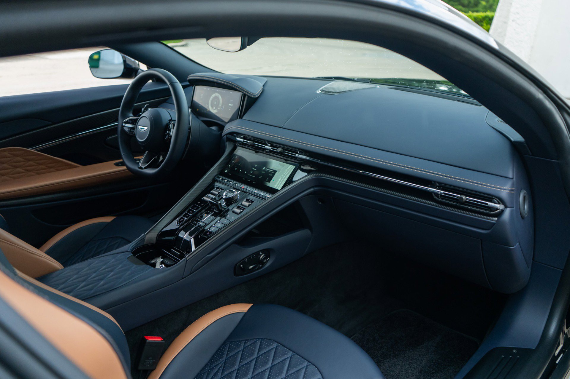 Used 2024 Aston Martin DB12 Coupe RWD image 17