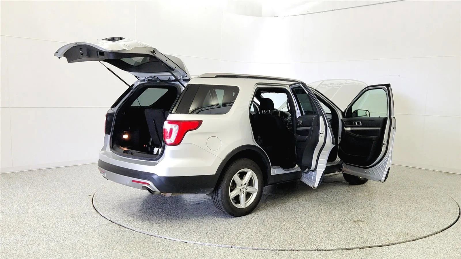 Used 2017 Ford Explorer XLT w/ Class II Trailer Tow Package image 12