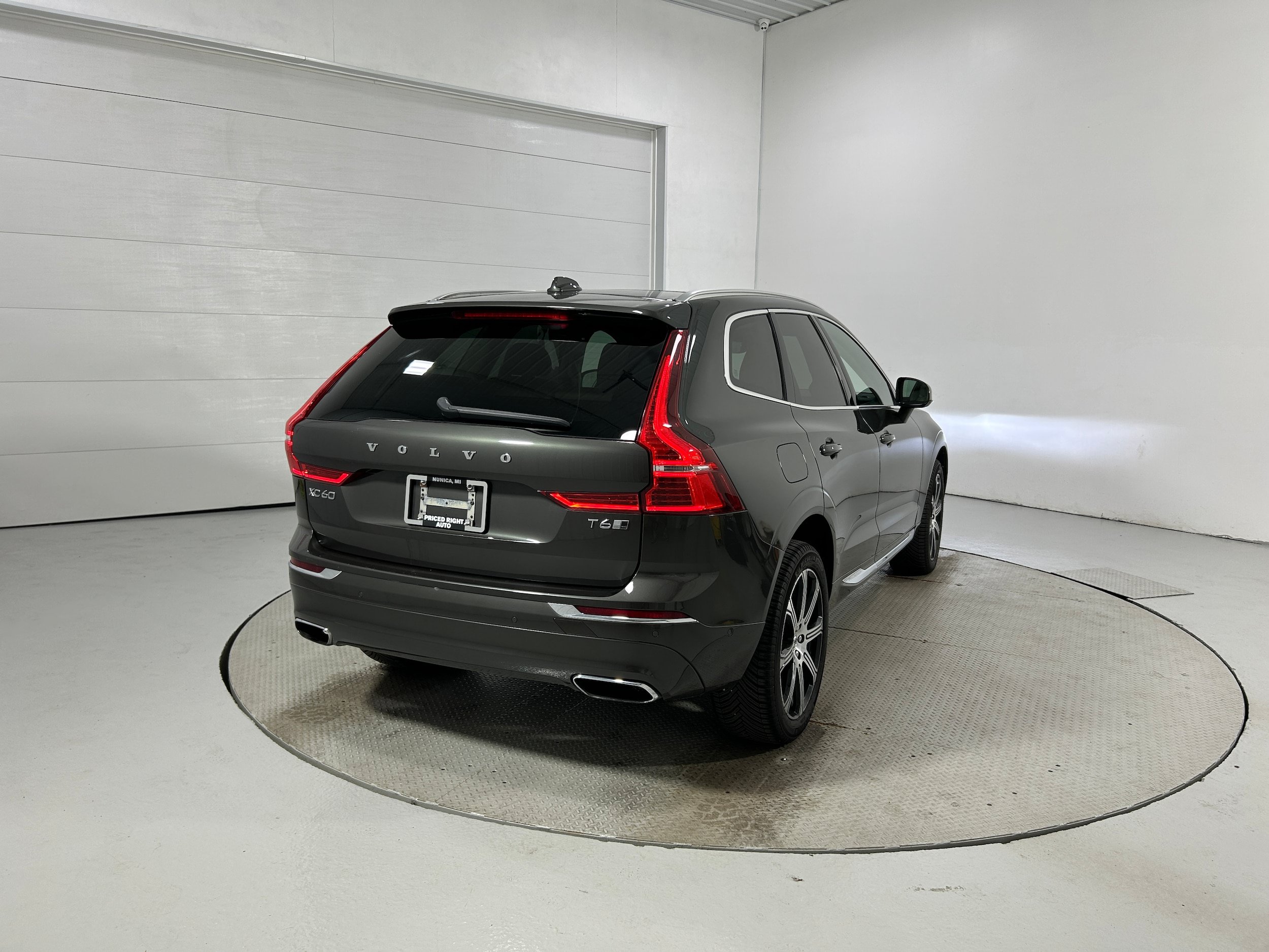 Used 2018 Volvo XC60 T6 Inscription w/ Luxury Seat Package AWD/4WD image 38