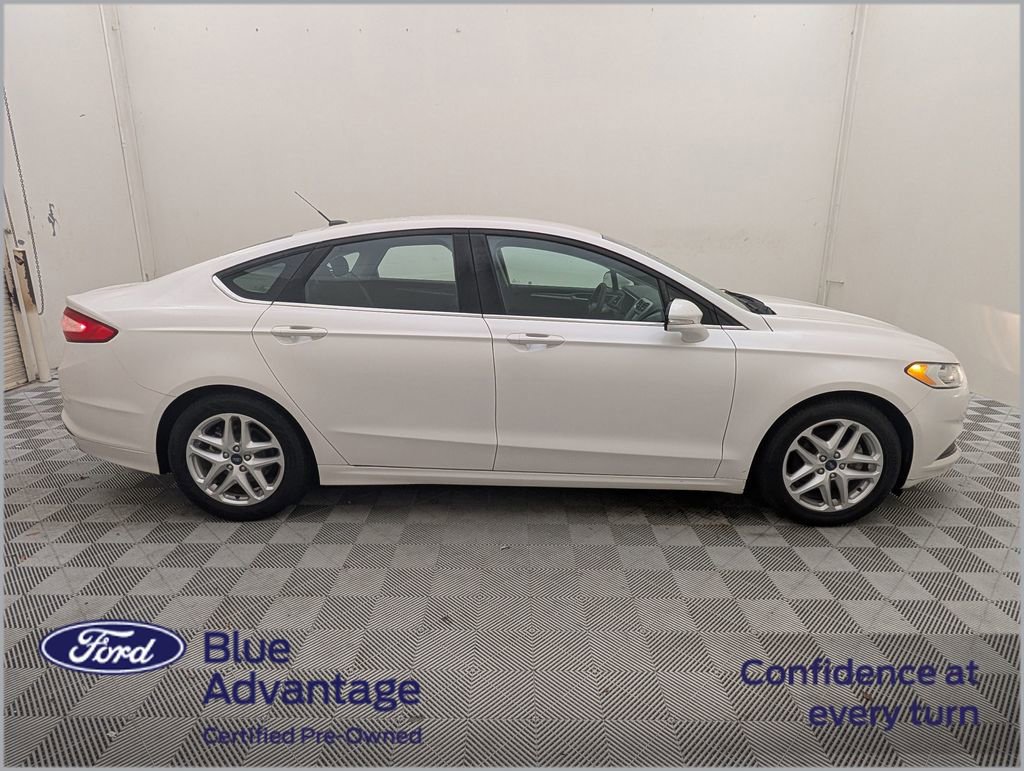 Used 2016 Ford Fusion SE FWD image 2