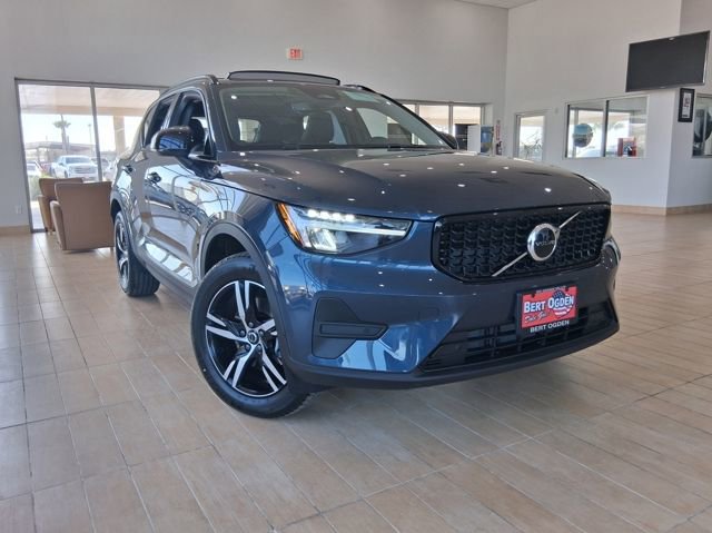 New 2026 Volvo XC40 B5 Core AWD/4WD image 1