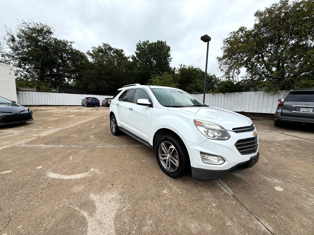 Used 2016 Chevrolet Equinox LTZ w/ Enhanced Convenience Package image 3