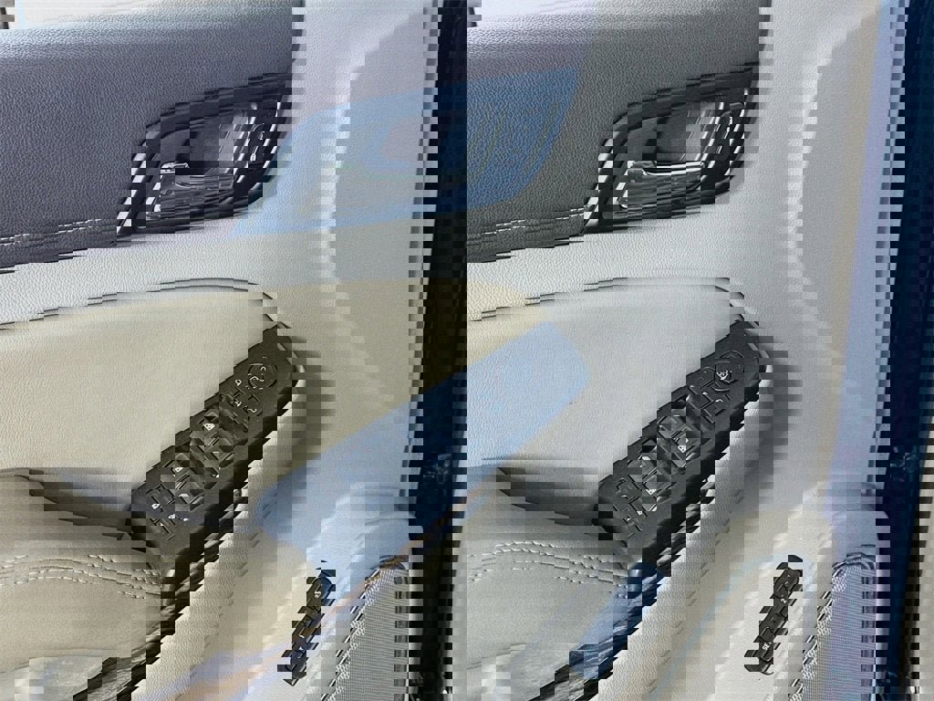 Used 2015 GMC Yukon XL SLT w/ Open Road Package image 12