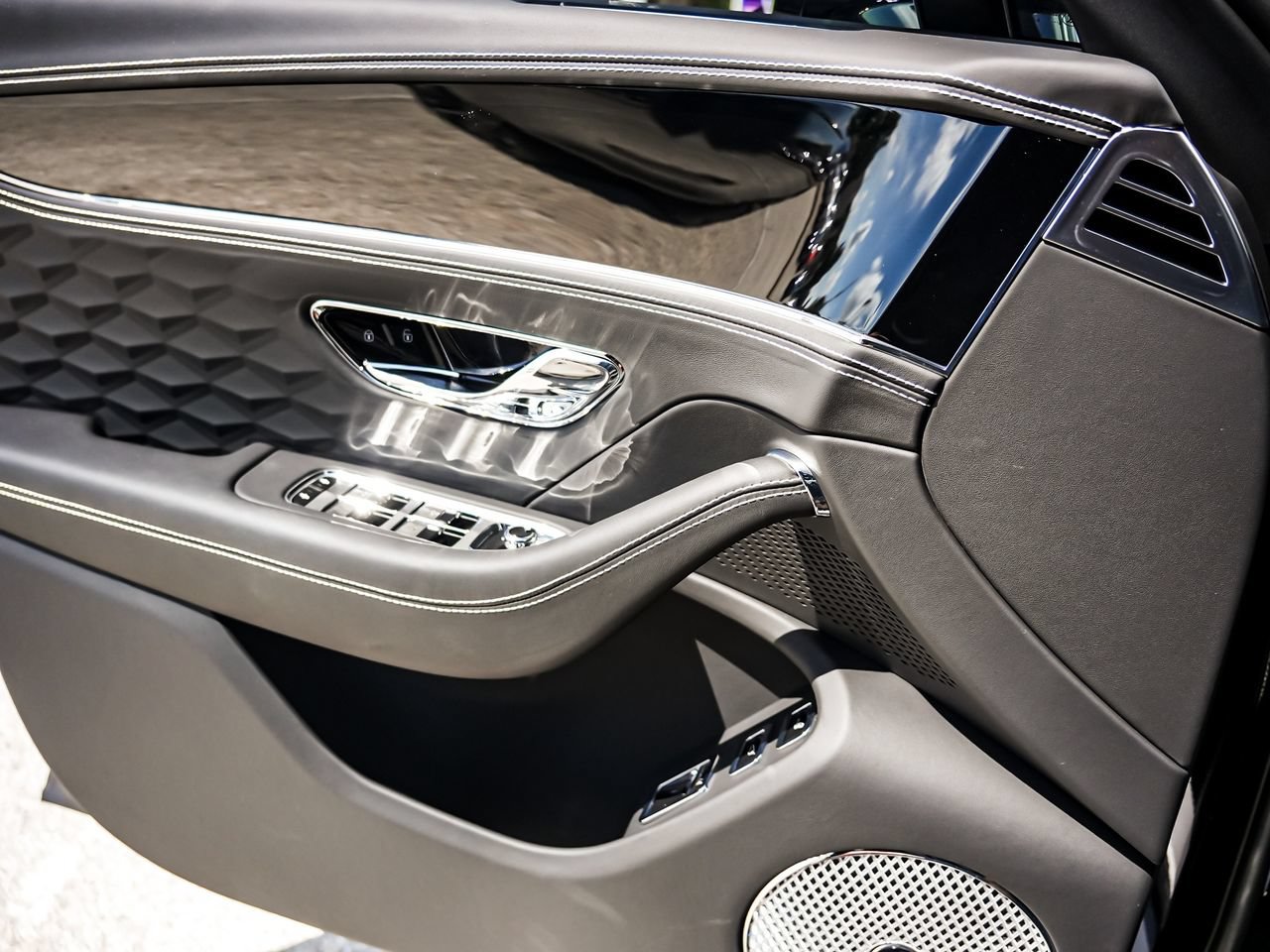 Used 2025 Bentley Flying Spur Plug-In Hybrid AWD/4WD image 25