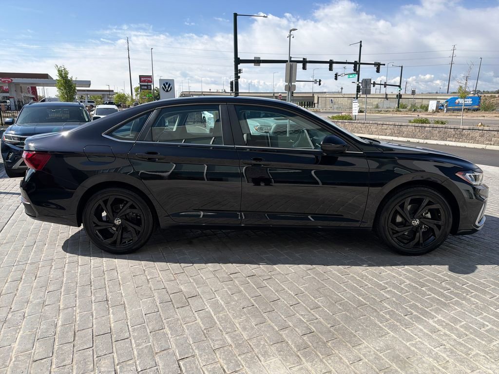 Used 2025 Volkswagen Jetta SE w/ Sunroof Package FWD image 6