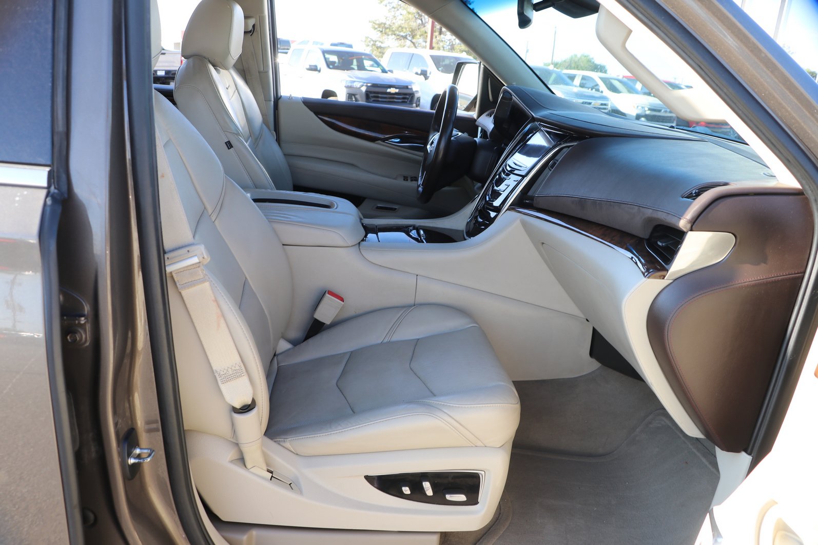 Used 2015 Cadillac Escalade Premium AWD/4WD image 36