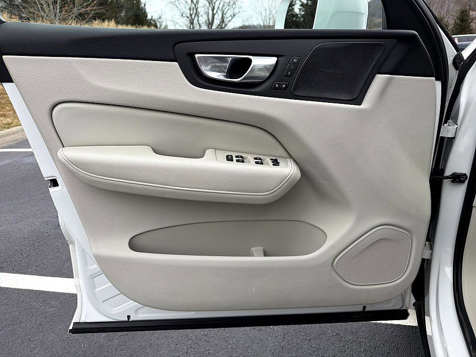 Used 2021 Volvo XC60 T6 Inscription image 9