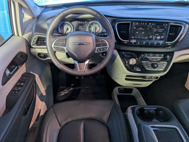 Used 2023 Chrysler Pacifica Touring-L FWD image 15