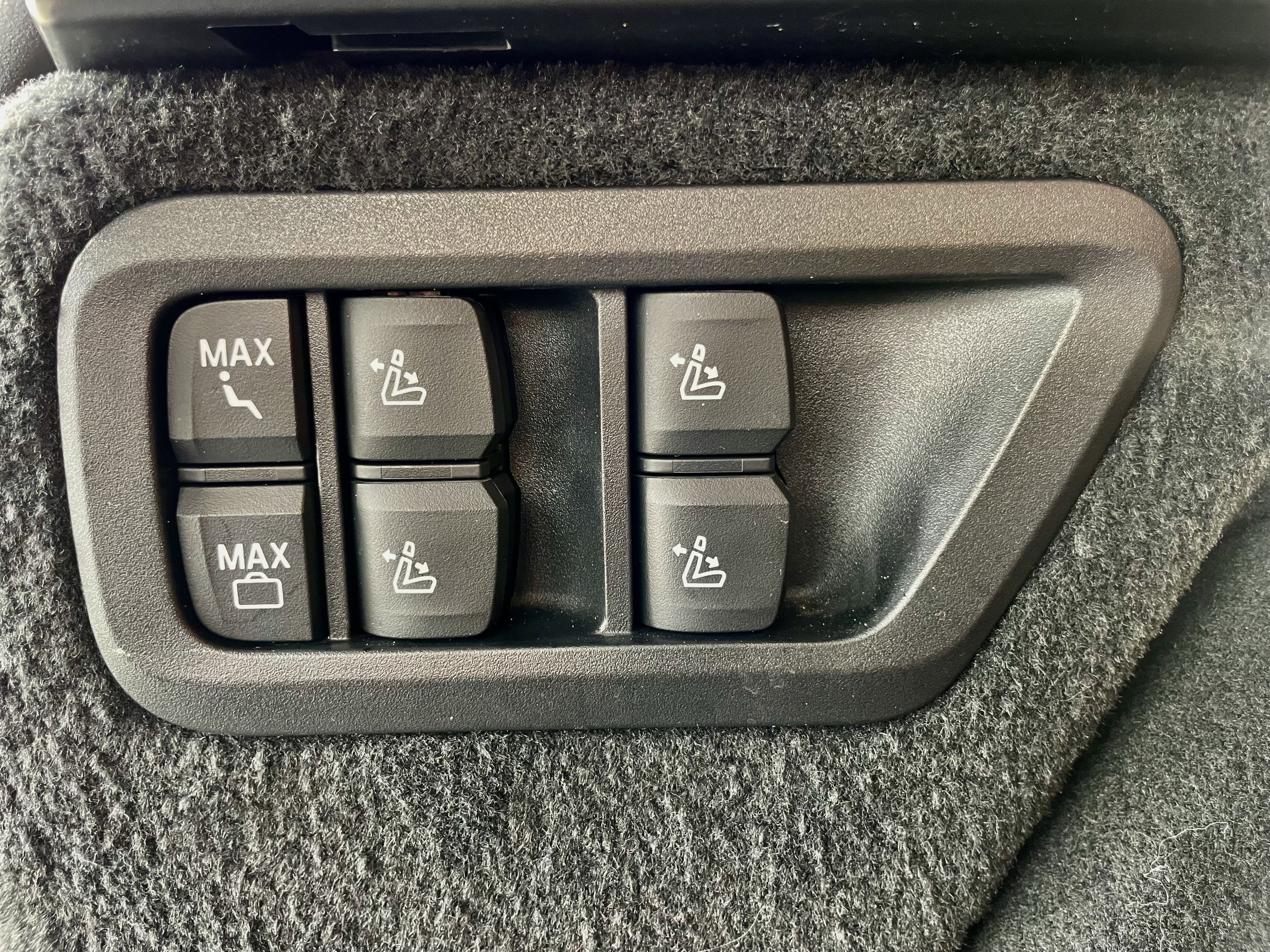 Used 2024 BMW X7 xDrive40i w/ M Sport Package image 41