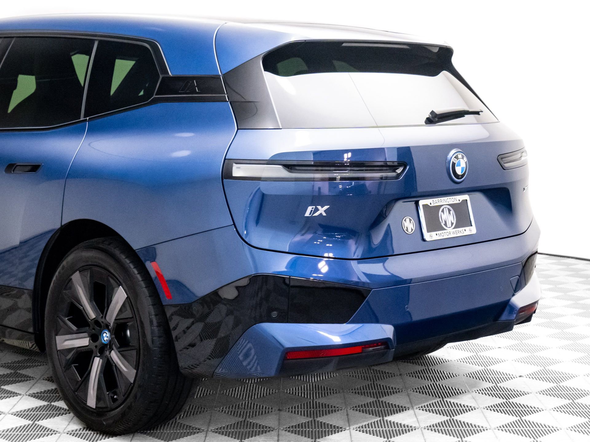 Used 2024 BMW iX xDrive50 w/ Premium Package image 33